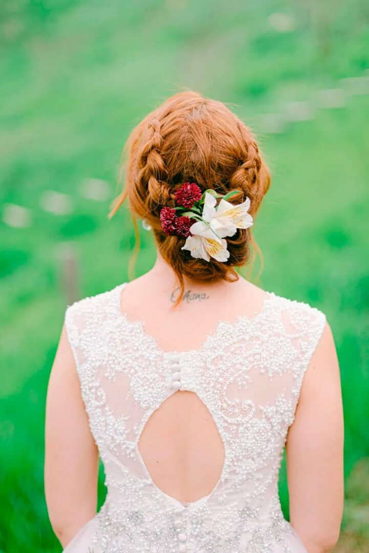 Penteado com flores casamento rústico no campo