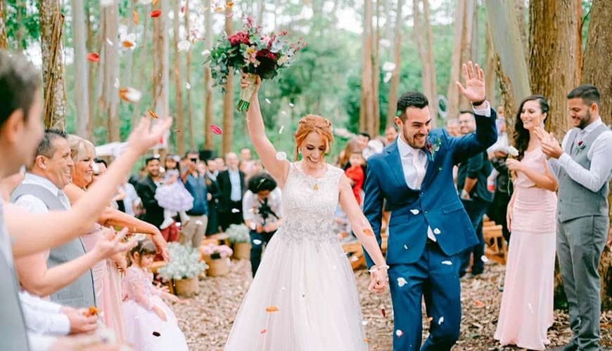 Noivos casamento real rústico e moderno